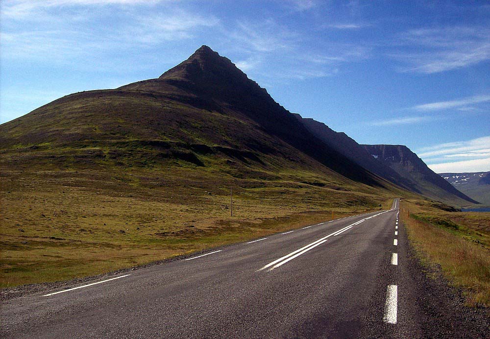 ...full Arizona. Kapitalne, jako jedenasta plansza w wielostronicowym kalendarzu...<br />...ostre...energetyczne, brak mi jakiegoś ludzkiego akcentu. Mozna <br />wkleić???:)))) Autostrada do nieba ale ruchu tam nie ma, jakis rowerzysta poprawilby sytuacj