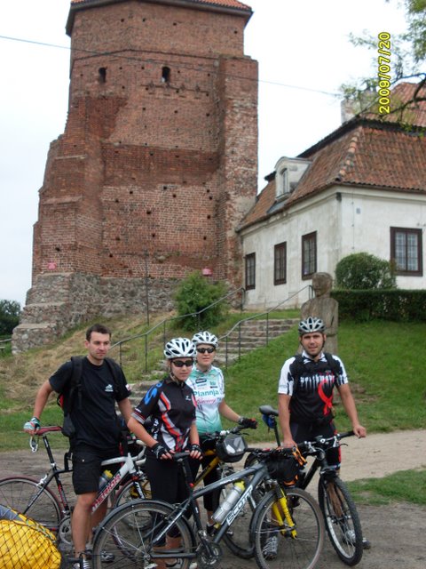 powrót z cyborgami, eee to w tle to niewyględny zamek w Liwie