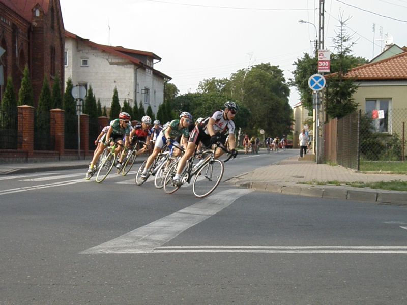 to chyba kluczowa dla Dzidka akcja o ile cokolwiek widać,między facetem w koszuli a znakiem drogowym jak mi się zdaje