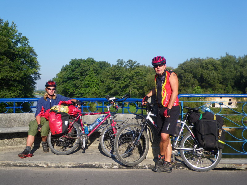 most przed Spala, mielismy tu byc wczoraj, opoznienie 15km.