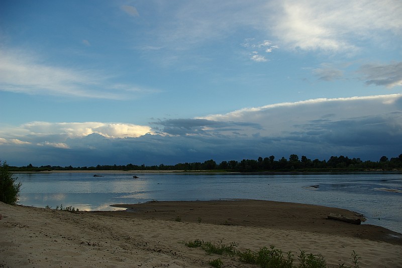 Siedzialem sobie nad wisla i moja uwage przykuly chmury...