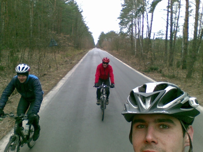 gdzieś na trasie...  wszyscy uśmiechnięci :) a wiatr w mordę daje...