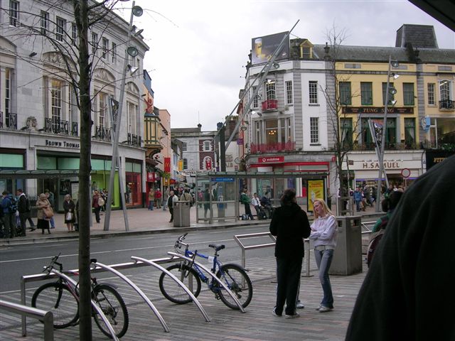 Cork,Irlandia...takie stojaki na rowery spotkałam w centrum miasta...z kwasówki,więc u nas odpada...krótki byłby ich żywot!!!:P